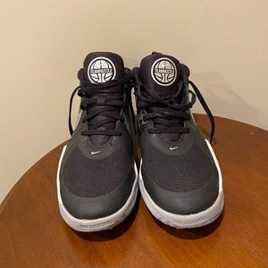 Nike Team Hustle D9 Basketball Shoes Sneakers Black White 5Y aq4224-001 Silver